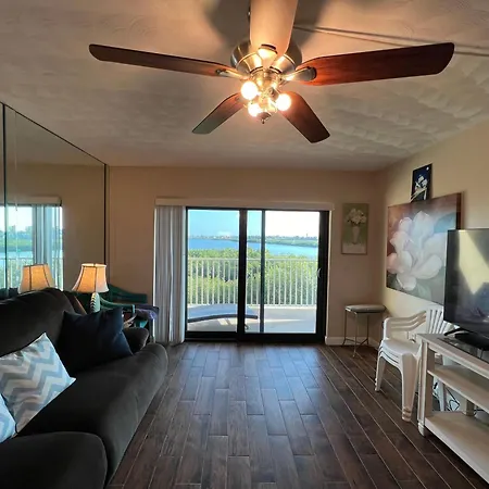 Bayshore Yatch Tennis Condo 2Br 3 Beds, Walking Distance To Beautiful Quite Beach